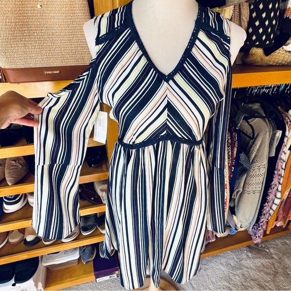 ⭐BOGO FREE⭐"NWT Boutique "LOVE" Brand Striped Cold-Shoulder Bell Sleeve Dress M - Picture 2 of 15